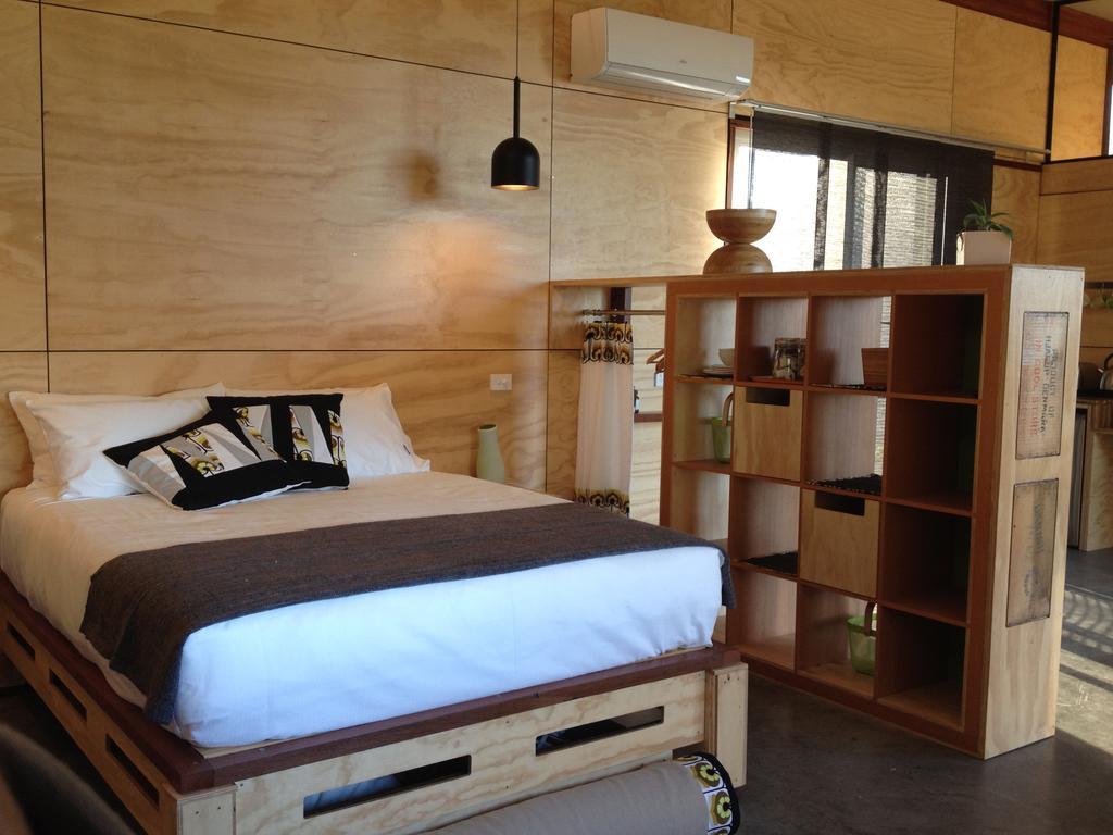 Bed + Bauhaus Hotel Ялингъп Стая снимка