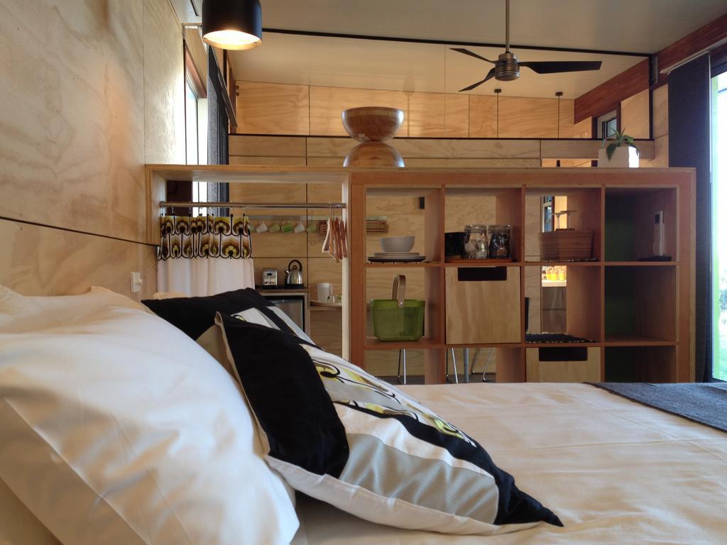 Bed + Bauhaus Hotel Ялингъп Стая снимка